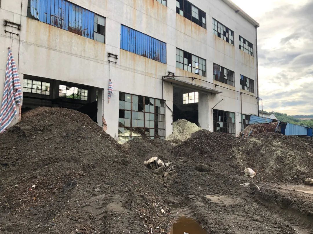 郑州市生态环境局荥阳分局党组书记、局长赵军峰传达了上级关于非法倾倒处置固体废物专项整治行动的工作要求