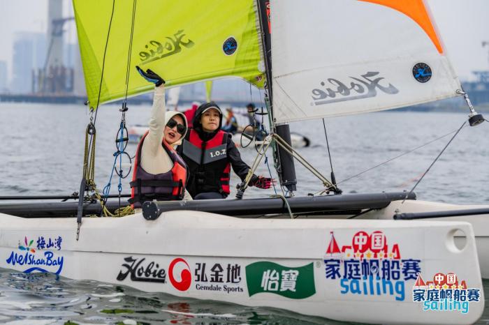 2023年中国家庭帆船赛在宁波梅山湾揭幕上百名选
