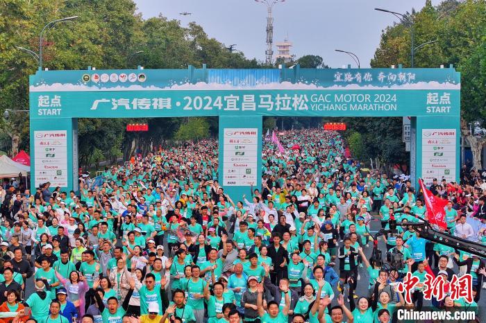 两万余名选手齐聚宜昌马拉松 展现江水山城晨雾