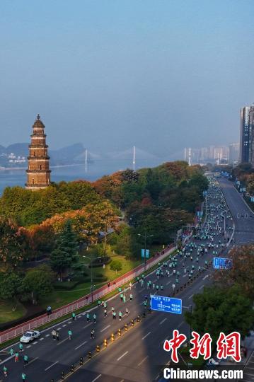 两万余名选手齐聚宜昌马拉松 展现江水山城晨雾