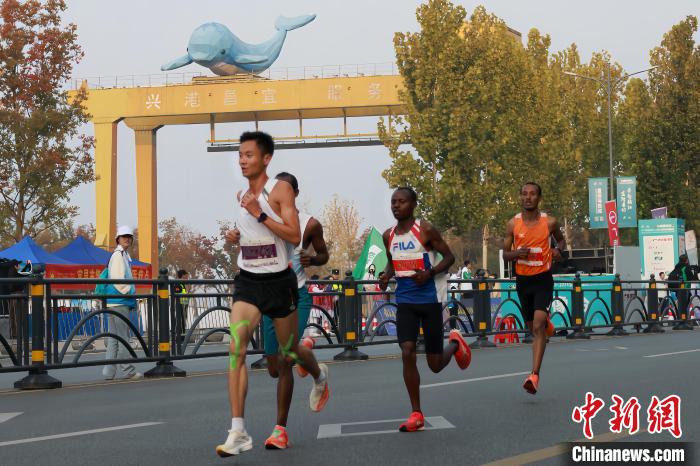 两万余名选手齐聚宜昌马拉松 展现江水山城晨雾