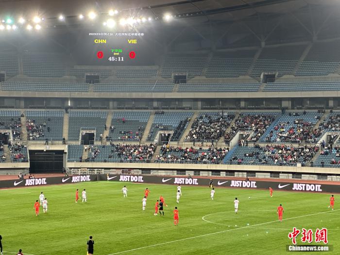 国足在大连热身以2-0击败