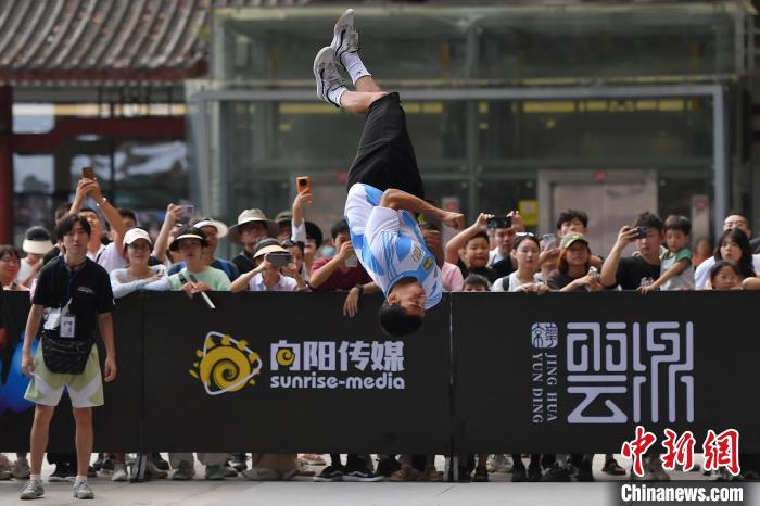 张家界天门山天梯跑酷赛中外选手同台炫技，见