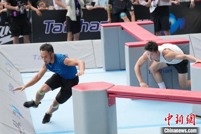 张家界天门山天梯跑酷赛中外选手同台炫技，见