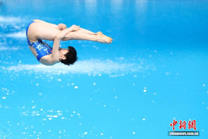 山西选手李亚杰力压群雄摘得女子1米跳板金牌