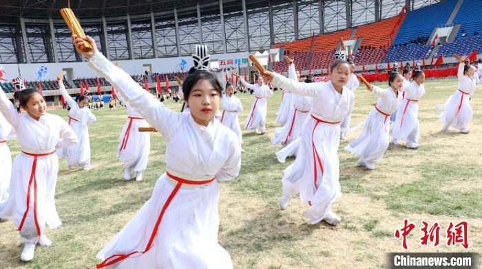 昌吉州中小学生田径运动会盛大开幕 文体表演展