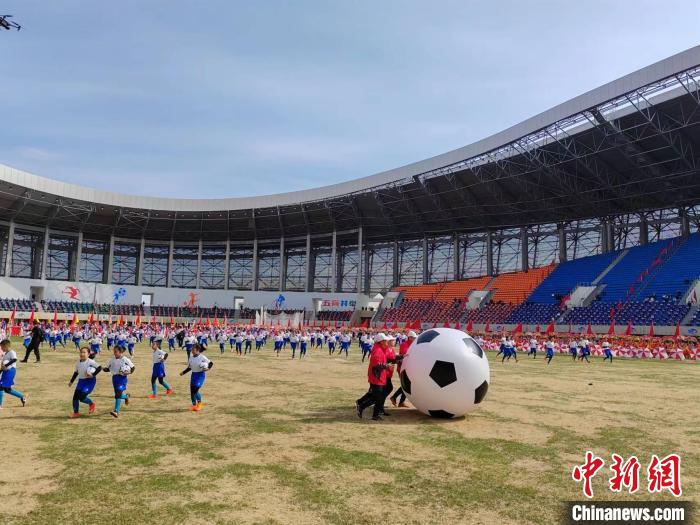 昌吉州中小学生田径运动会盛大开幕 文体表演展