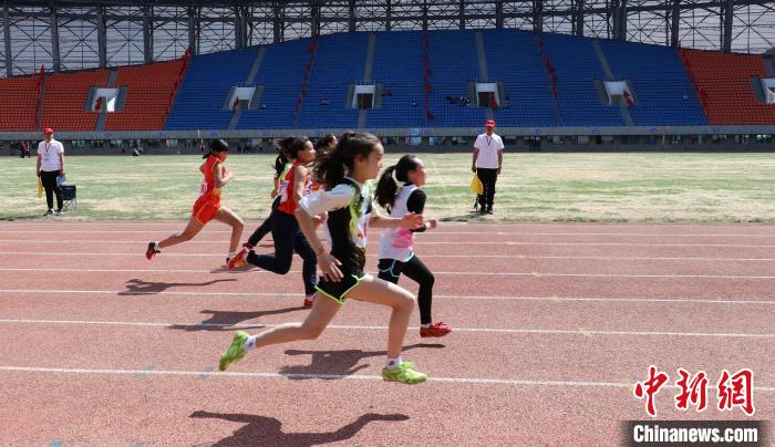 昌吉州中小学生田径运动会盛大开幕 文体表演展