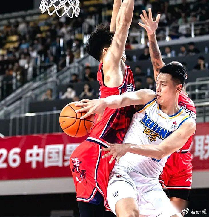 翟晓川拼尽全力力挽狂澜 北京男篮险胜广州队