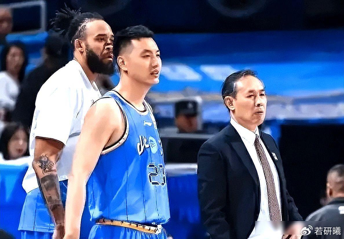 翟晓川拼尽全力力挽狂澜 北京男篮险胜广州队