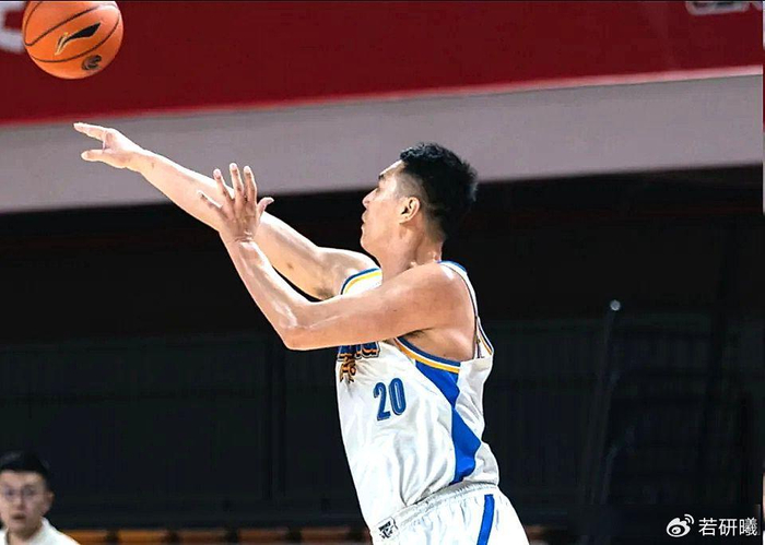 翟晓川拼尽全力力挽狂澜 北京男篮险胜广州队
