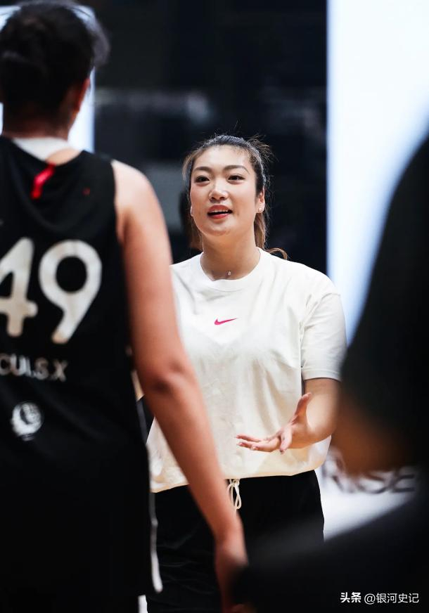 中国女篮三核心同日传来备战信号